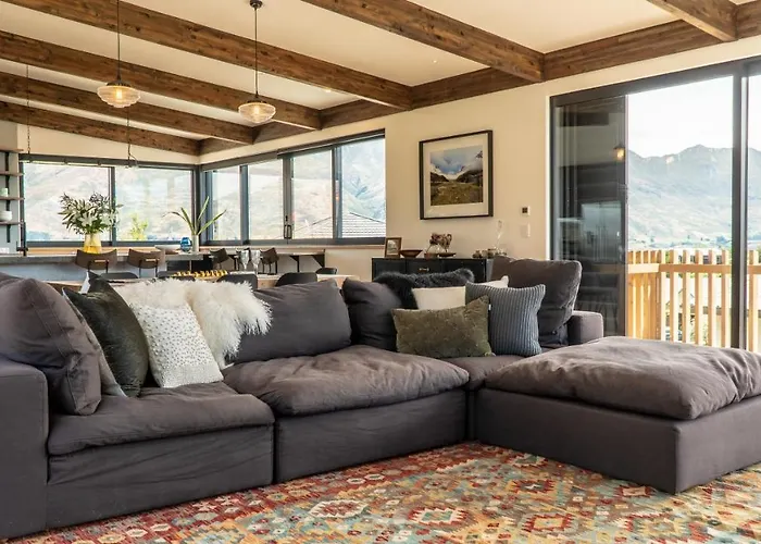 Farrant Drive - Sleeps 8 - & Mountain Views - Modern & Stylish