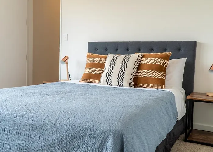 Farrant Drive - Sleeps 8 - & Mountain Views - Modern & Stylish *