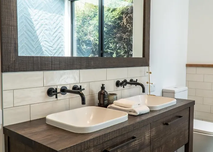 Farrant Drive - Sleeps 8 - & Mountain Views - Modern & Stylish *