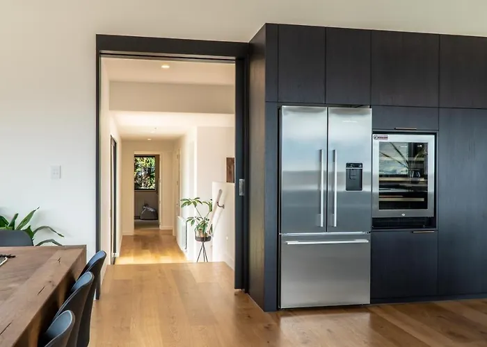 Farrant Drive - Sleeps 8 - & Mountain Views - Modern & Stylish *