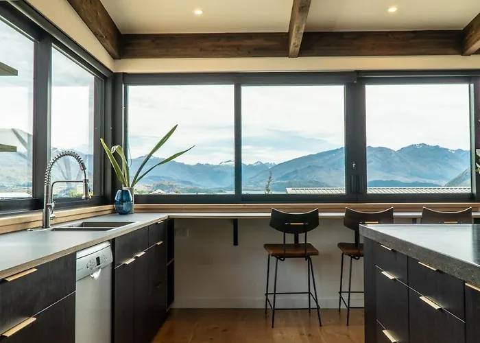 Farrant Drive - Sleeps 8 - & Mountain Views - Modern & Stylish 度假居