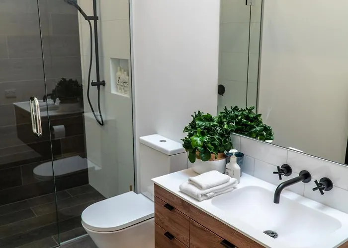 Farrant Drive - Sleeps 8 - & Mountain Views - Modern & Stylish